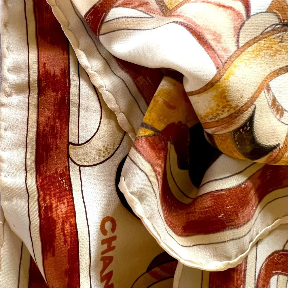 Stunning Chanel silk scarf in beautiful warm tones and classic pattern. - Picture 7 of 14